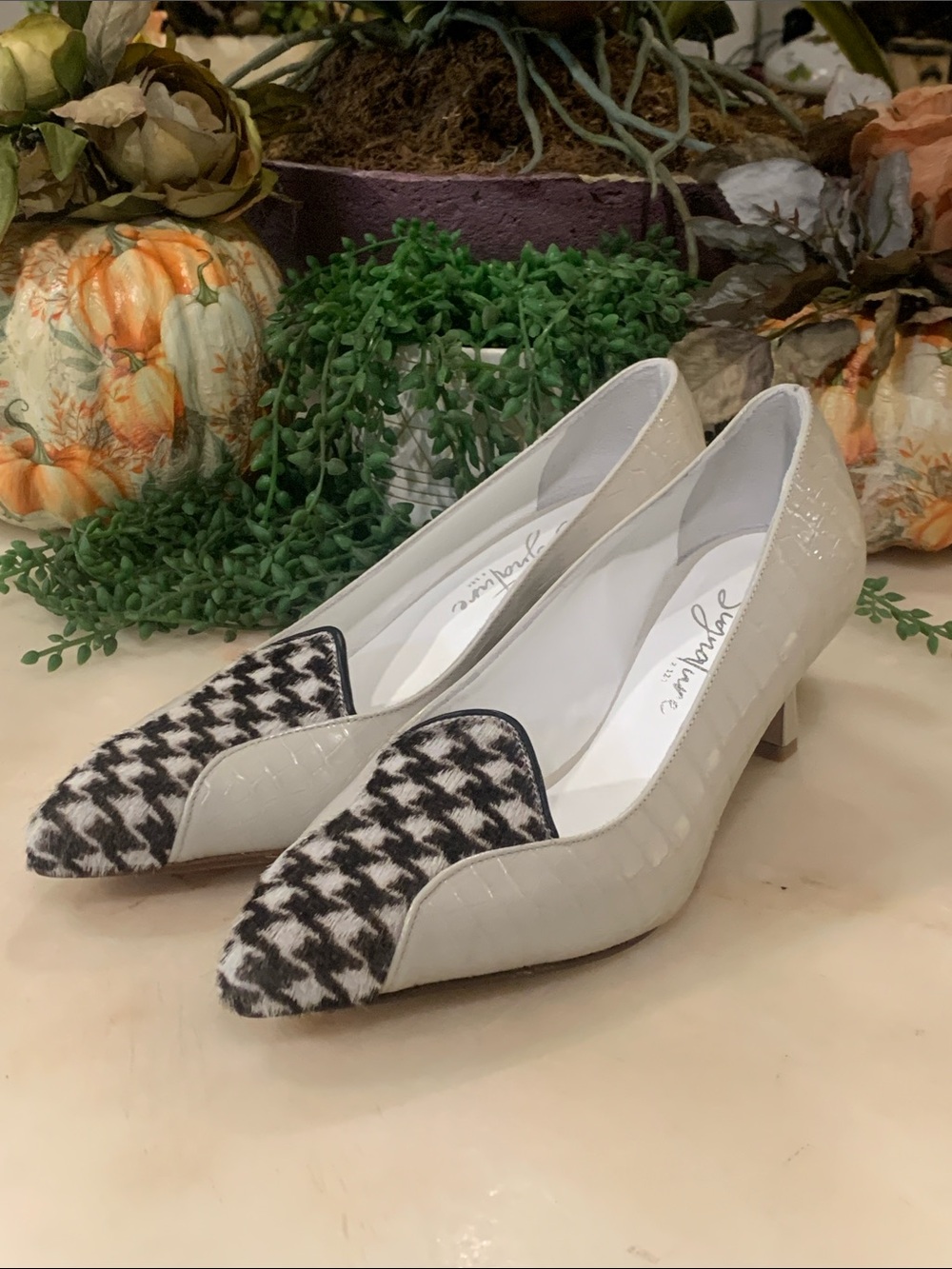 Signature cream leather/calf hair heels size 40. Made in Italy